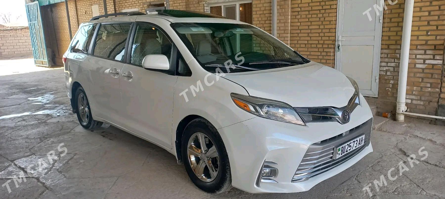 Toyota Sienna 2017 - 365 000 TMT - Кака - img 4