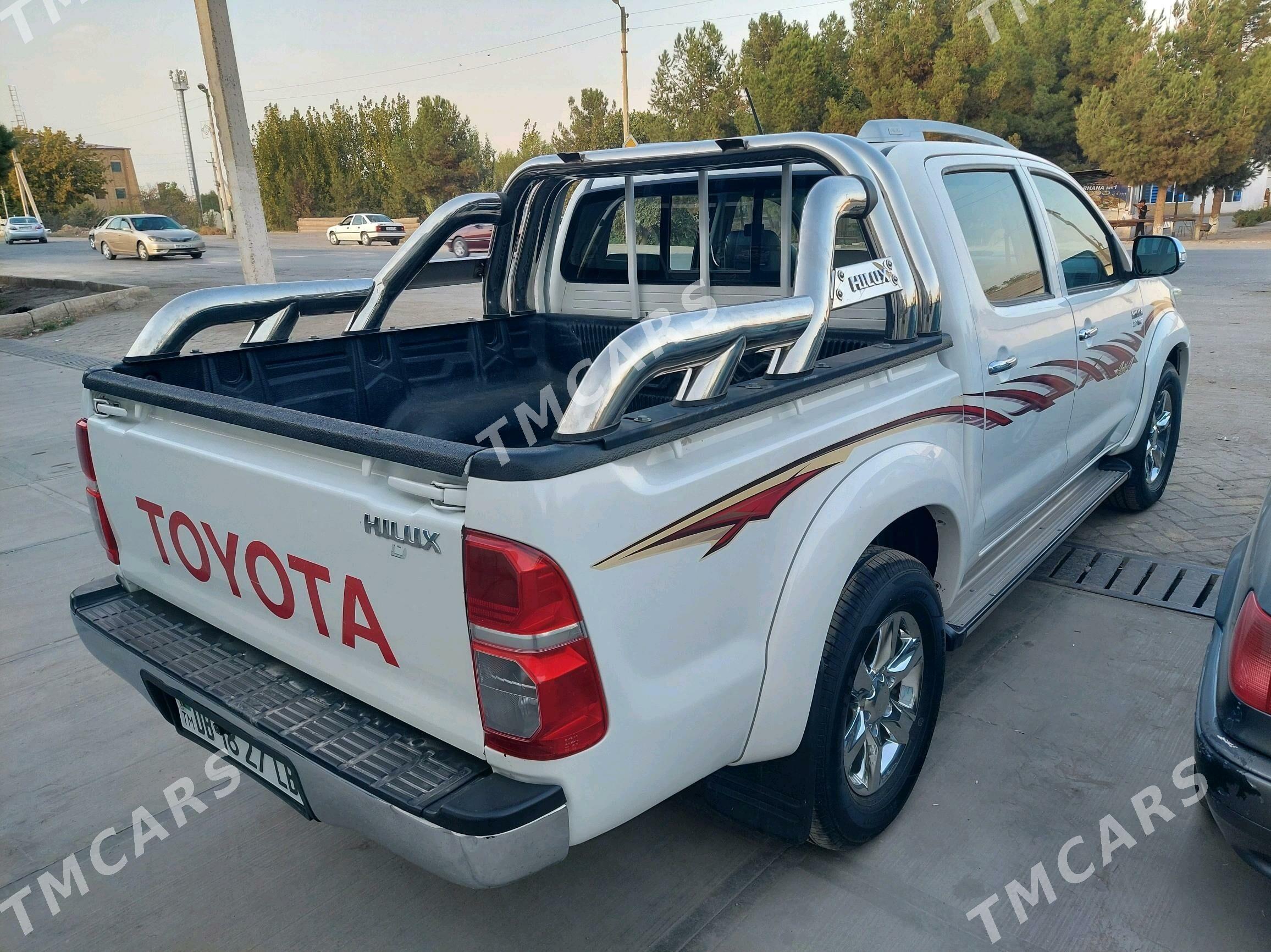 Toyota Hilux 2014 - 330 000 TMT - Саят - img 3