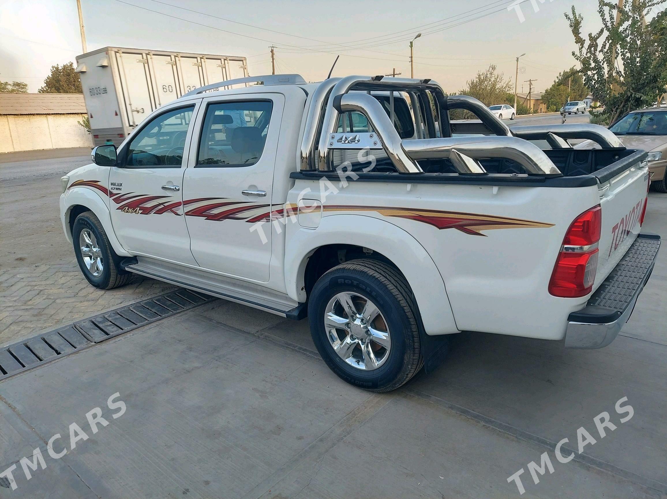 Toyota Hilux 2014 - 330 000 TMT - Саят - img 2