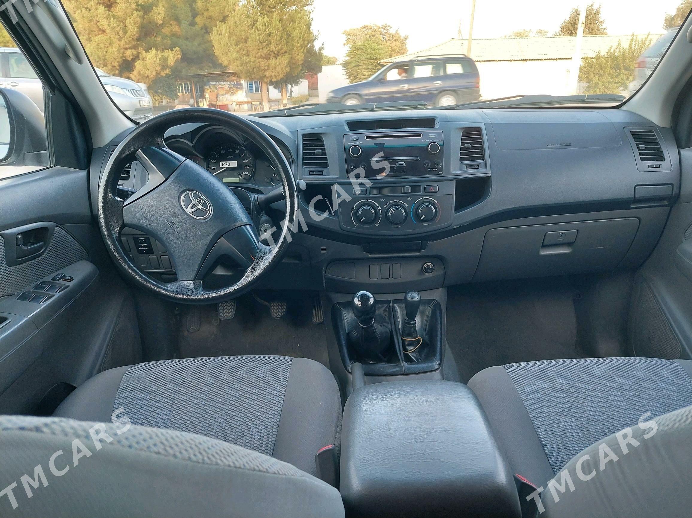 Toyota Hilux 2014 - 330 000 TMT - Саят - img 5