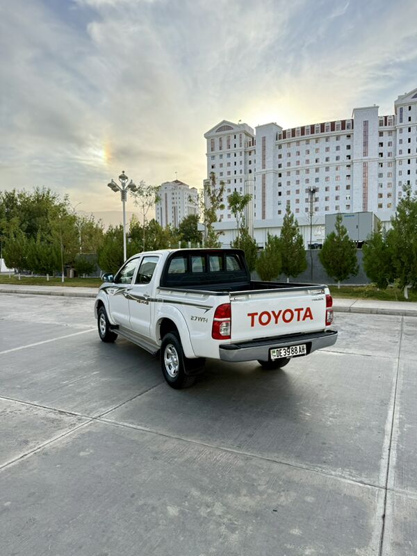 Toyota Hilux 2011 - 262 000 TMT - Ашхабад - img 2