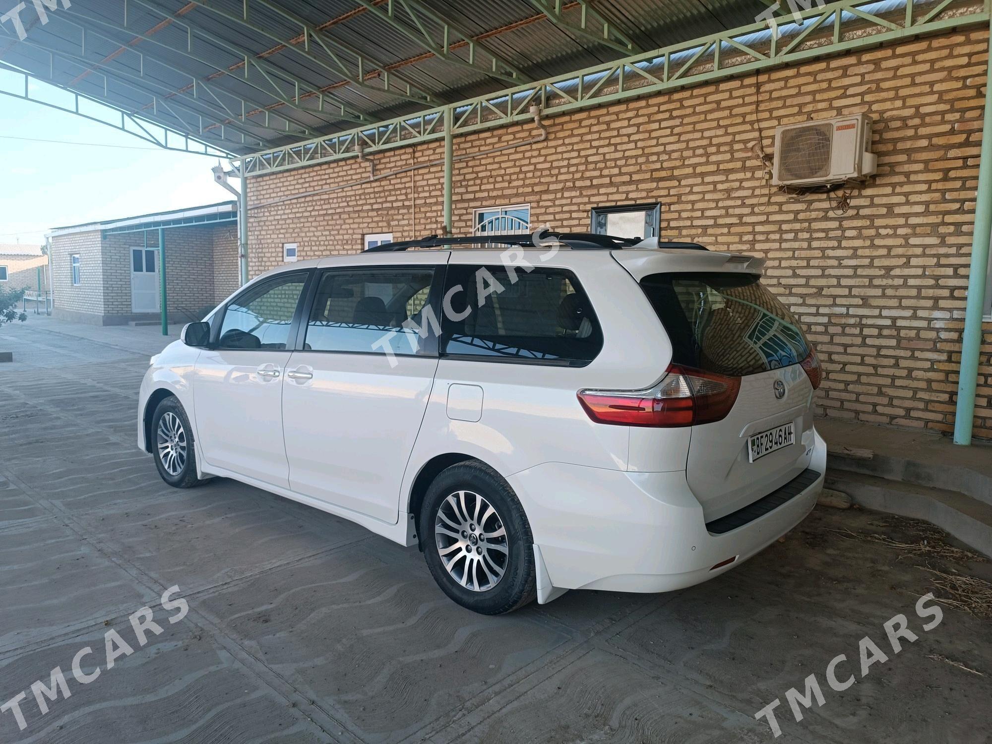 Toyota Sienna 2018 - 445 000 TMT - Серахс - img 7