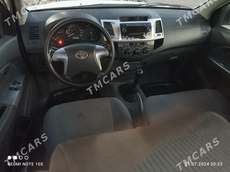 Toyota Hilux 2015 - 235 000 TMT - Мары - img 8