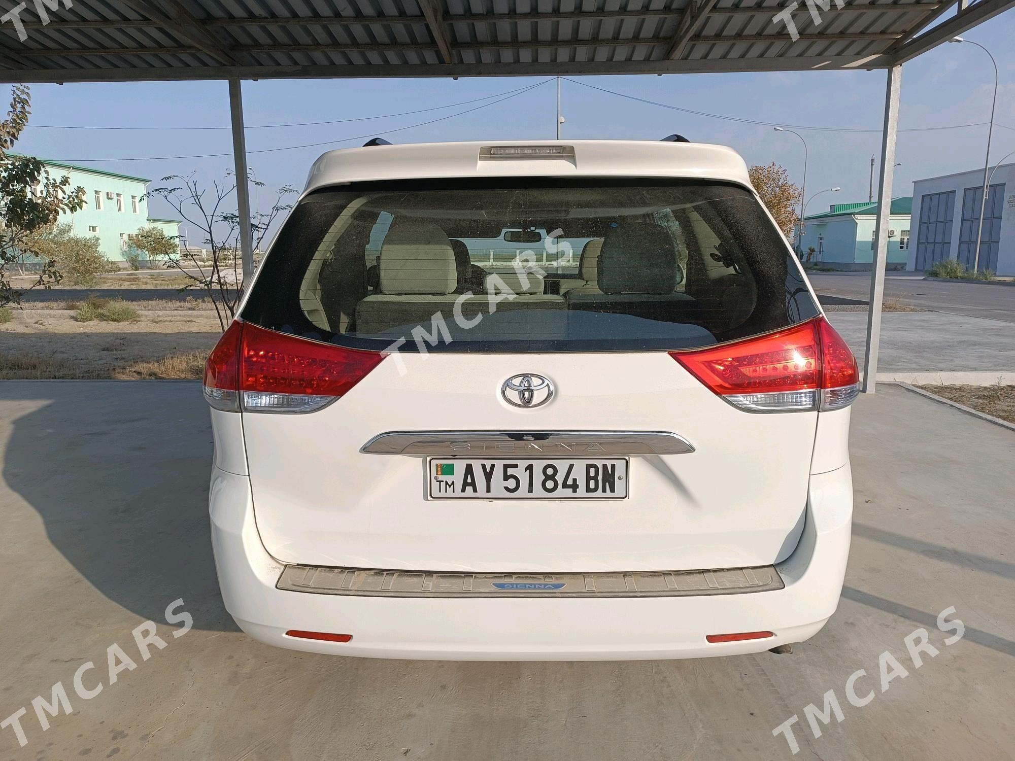 Toyota Sienna 2010 - 250 000 TMT - Эсенгулы - img 3