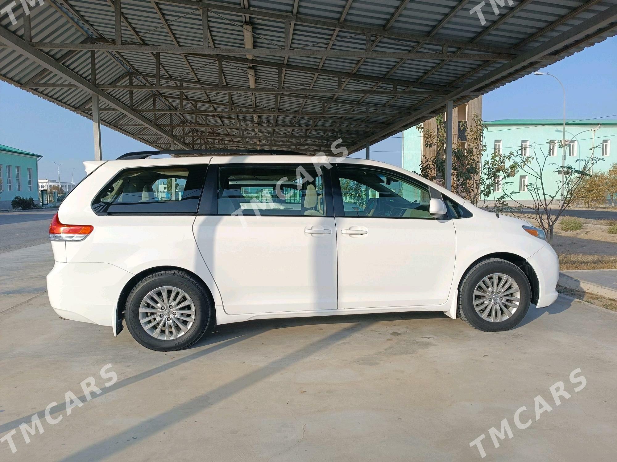 Toyota Sienna 2010 - 250 000 TMT - Эсенгулы - img 4