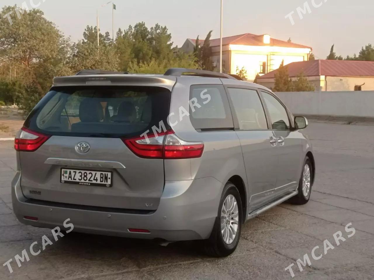 Toyota Sienna 2016 - 335 000 TMT - Балканабат - img 3