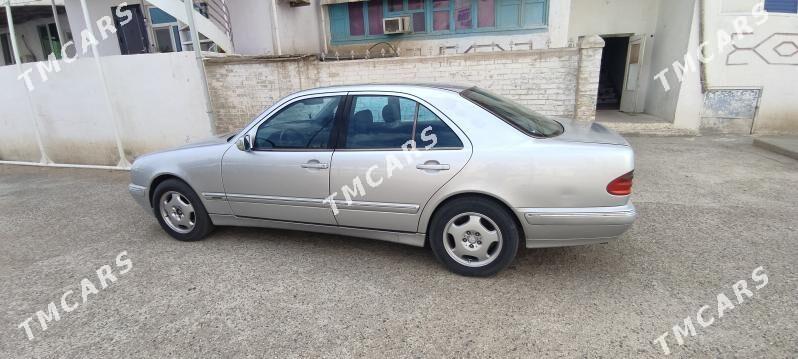 Mercedes-Benz E320 2002 - 100 000 TMT - Хазар - img 3