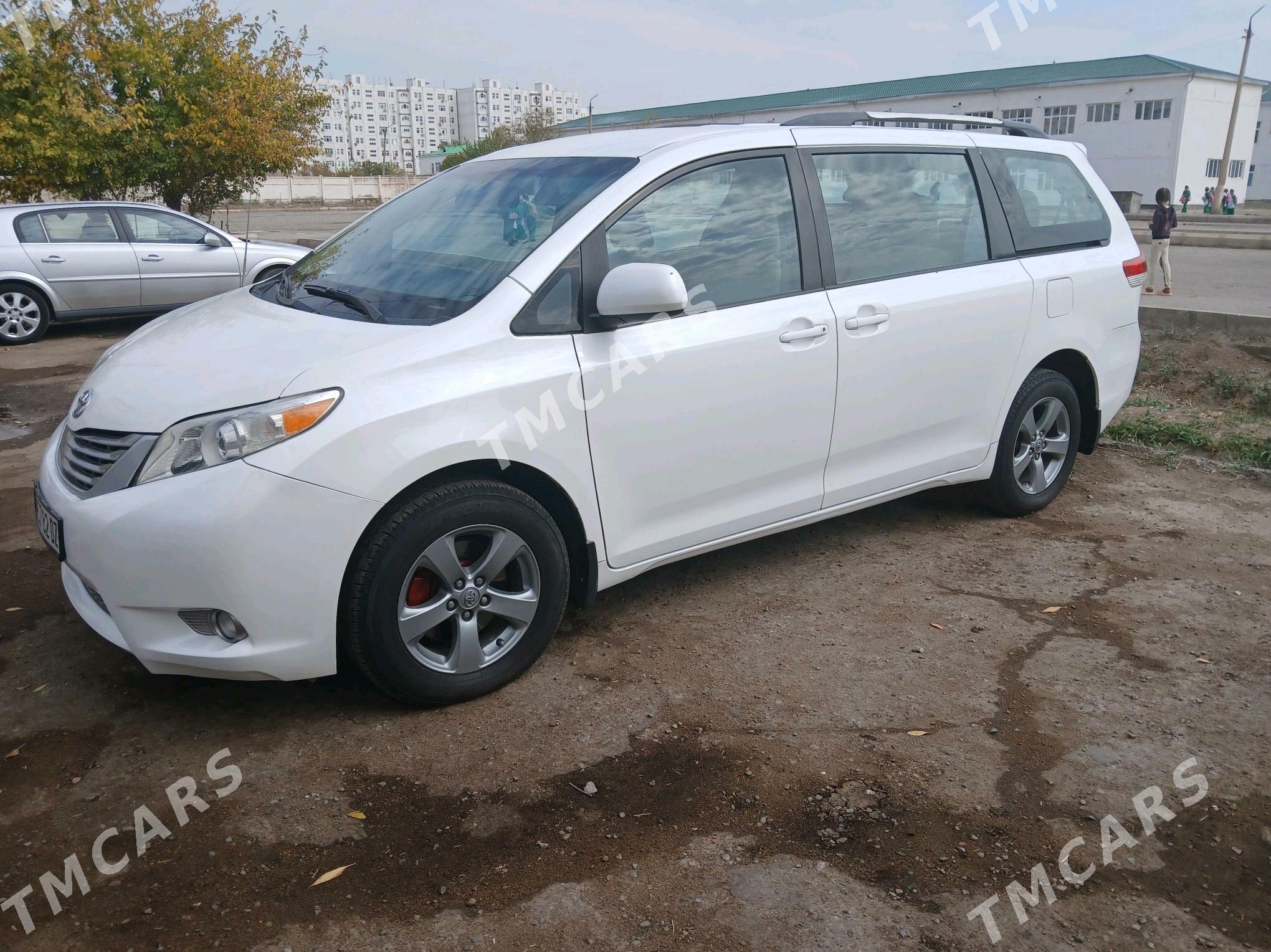 Toyota Sienna 2010 - 215 000 TMT - Дашогуз - img 2