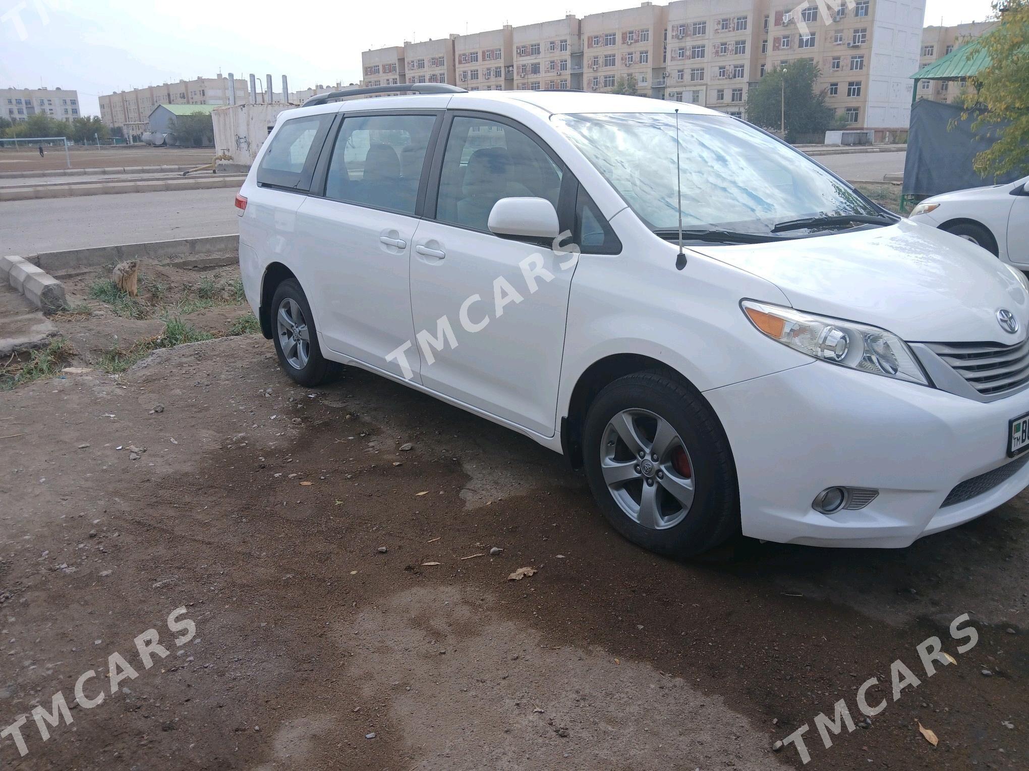 Toyota Sienna 2010 - 215 000 TMT - Дашогуз - img 3