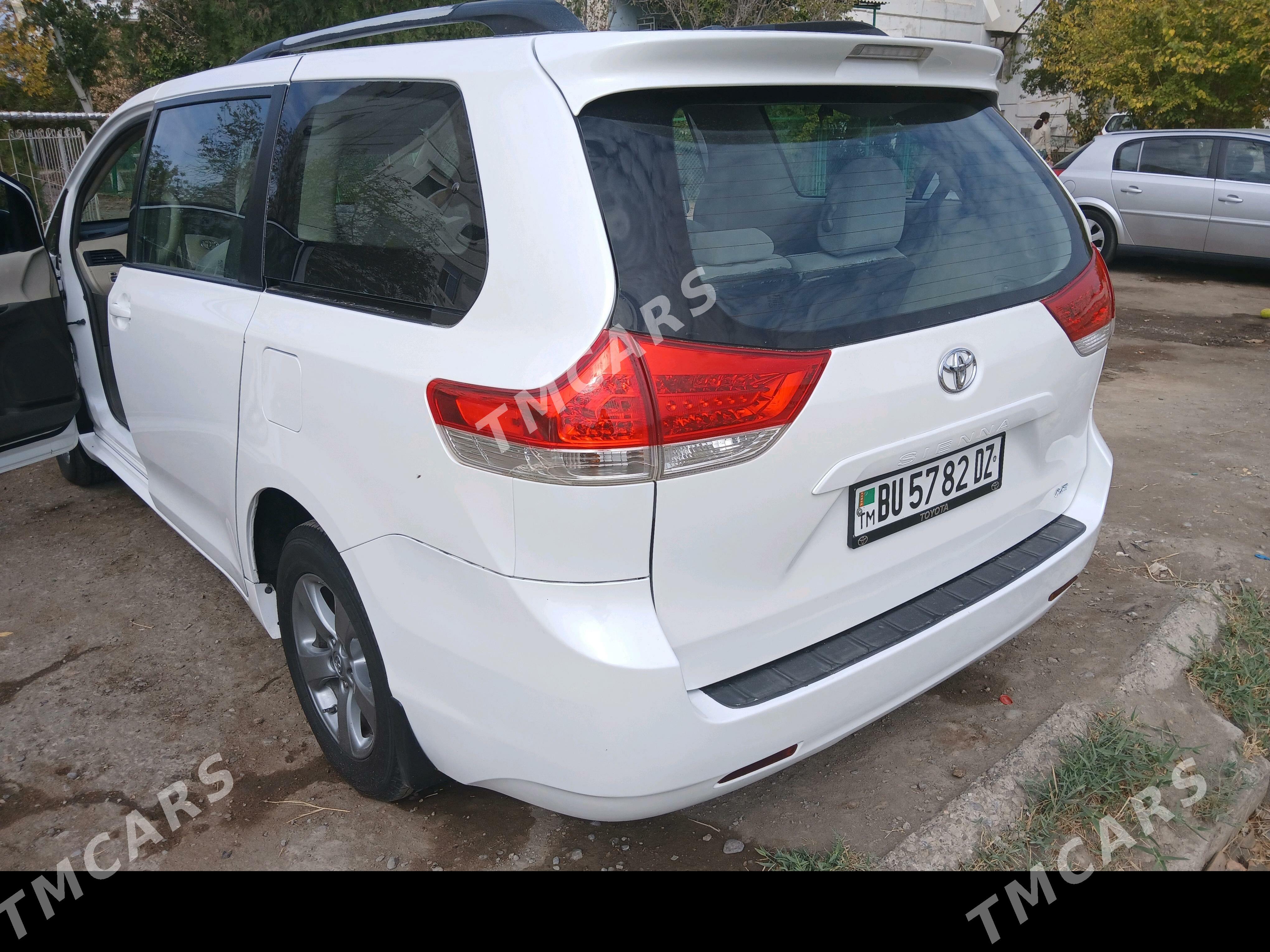 Toyota Sienna 2010 - 215 000 TMT - Дашогуз - img 4