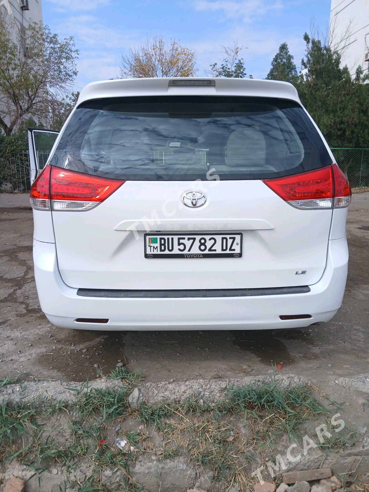 Toyota Sienna 2010 - 215 000 TMT - Дашогуз - img 5