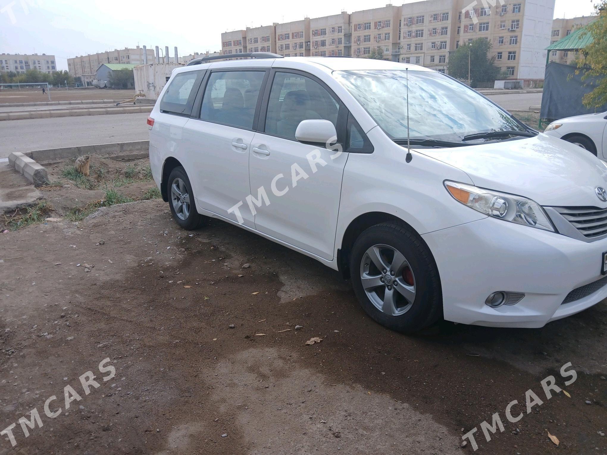 Toyota Sienna 2010 - 215 000 TMT - Дашогуз - img 7