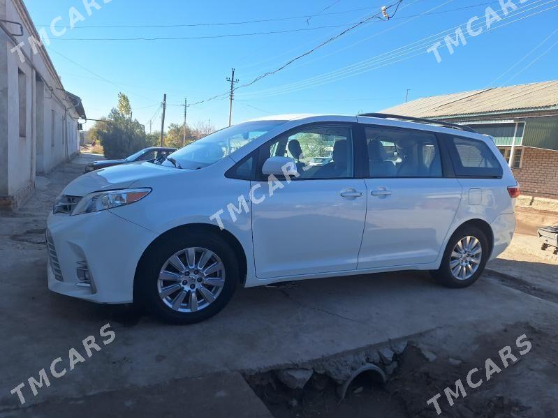 Toyota Sienna 2017 - 325 000 TMT - Кёнеургенч - img 8