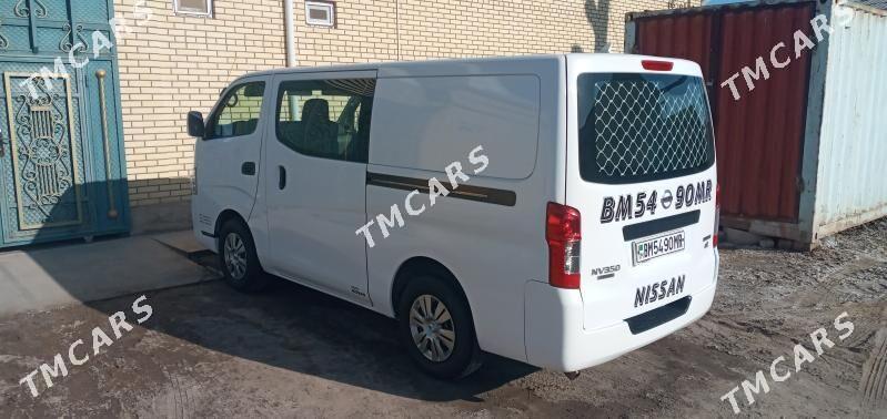 Nissan Urvan 2018 - 295 000 TMT - Мары - img 2