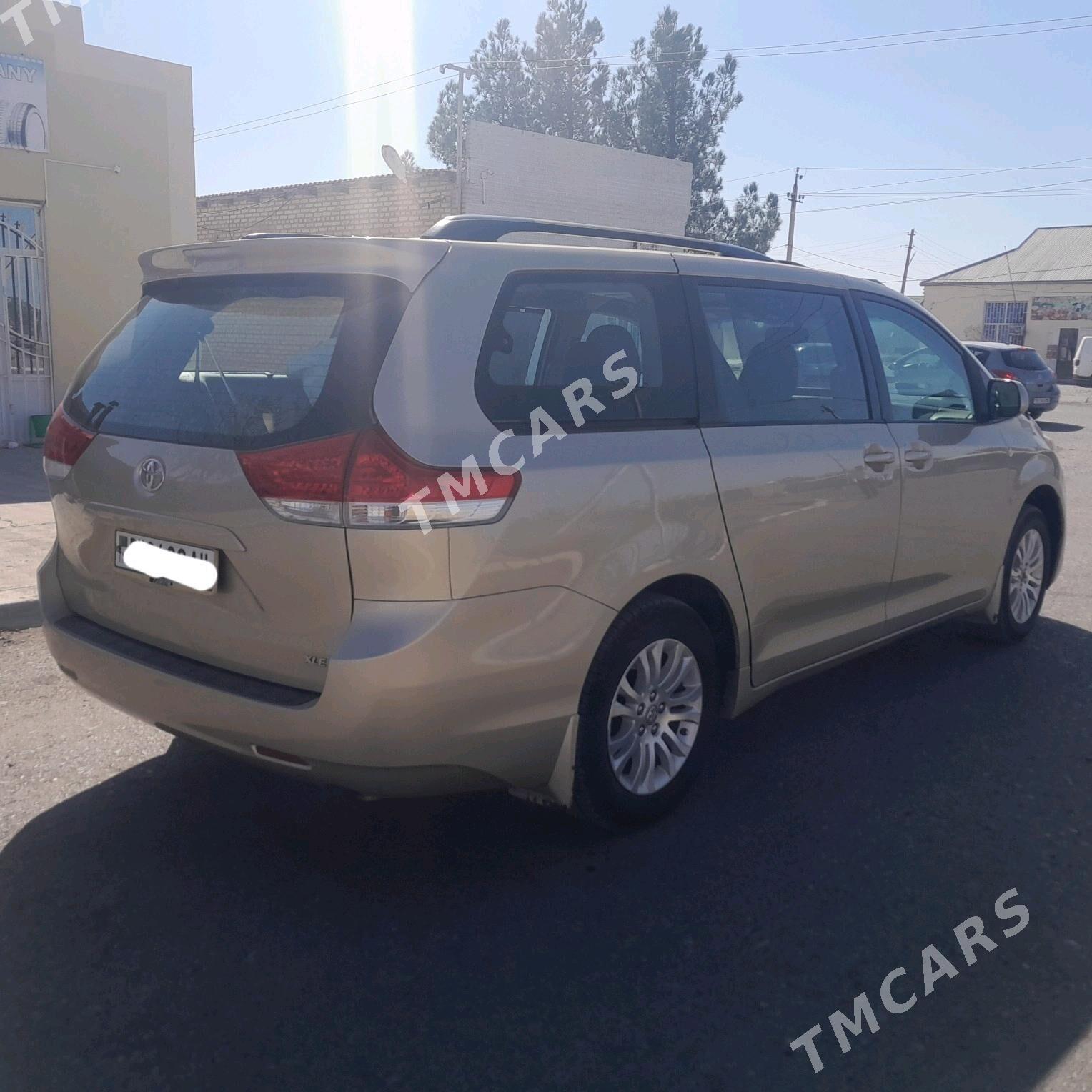 Toyota Sienna 2011 - 260 000 TMT - Sarahs - img 2