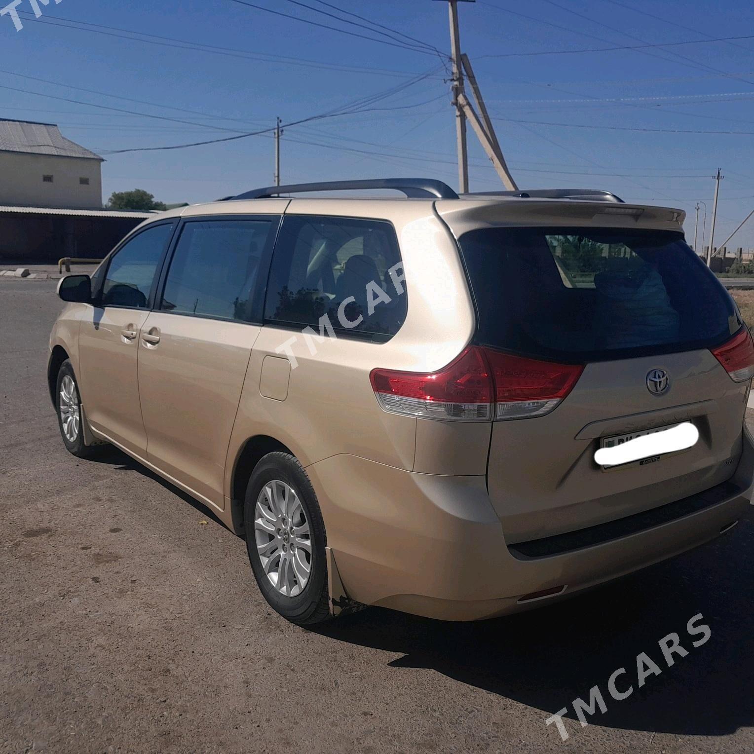 Toyota Sienna 2011 - 260 000 TMT - Sarahs - img 3