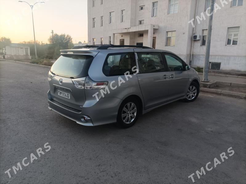 Toyota Sienna 2016 - 310 000 TMT - Кёнеургенч - img 4