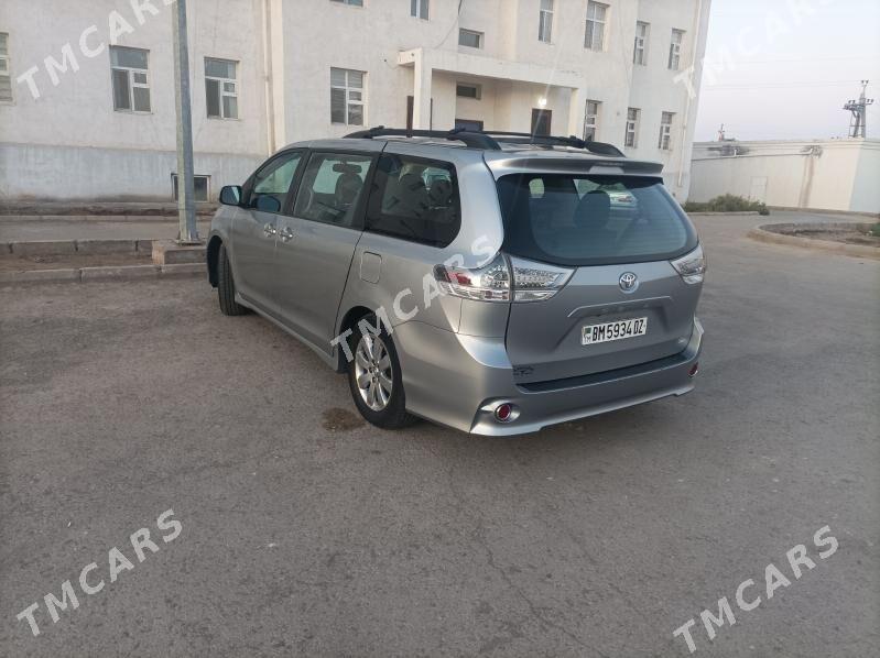 Toyota Sienna 2016 - 310 000 TMT - Кёнеургенч - img 5