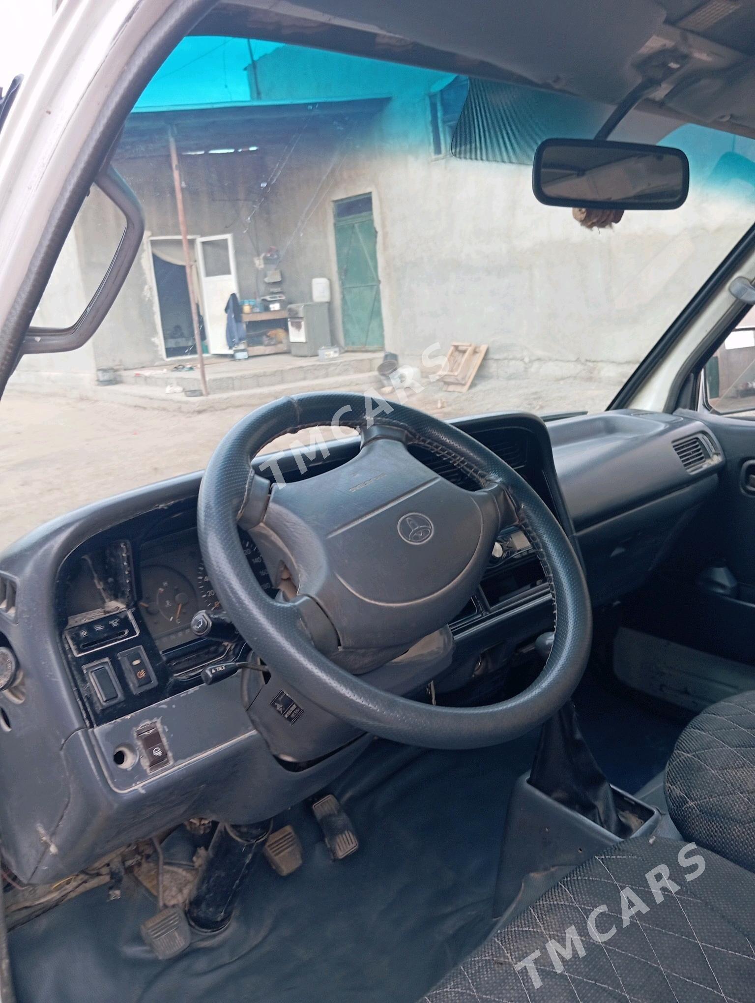 Toyota Hiace 1997 - 75 000 TMT - Köneürgenç - img 4