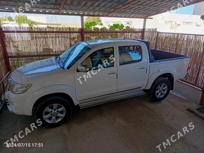 Toyota Hilux 2014 - 352 000 TMT - Хазар - img 2