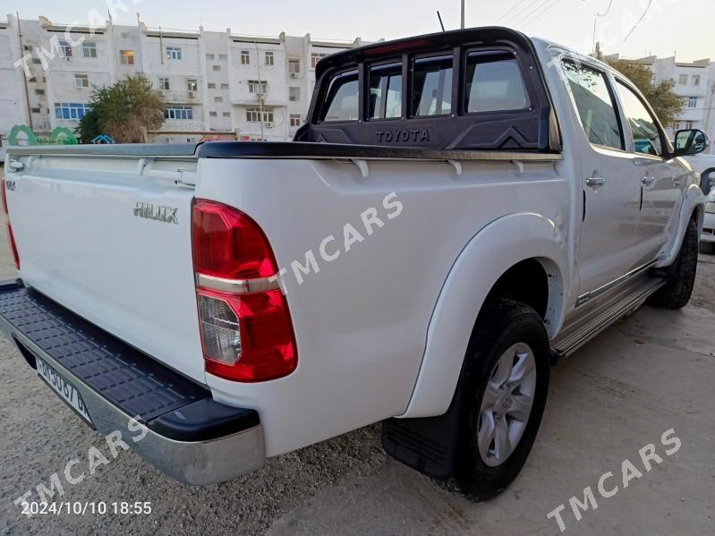 Toyota Hilux 2014 - 352 000 TMT - Хазар - img 7