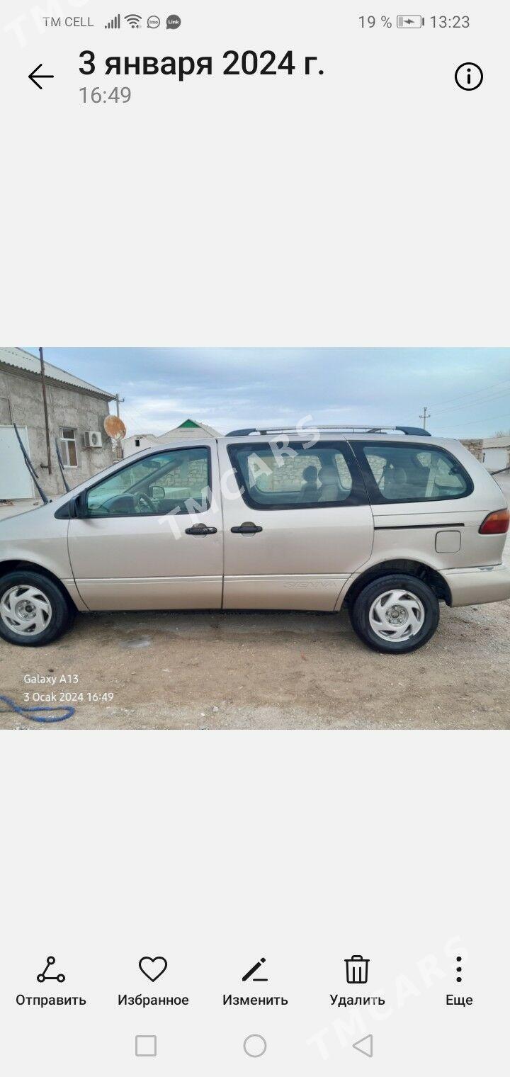 Toyota Sienna 2000 - 130 000 TMT - Гумдаг - img 2