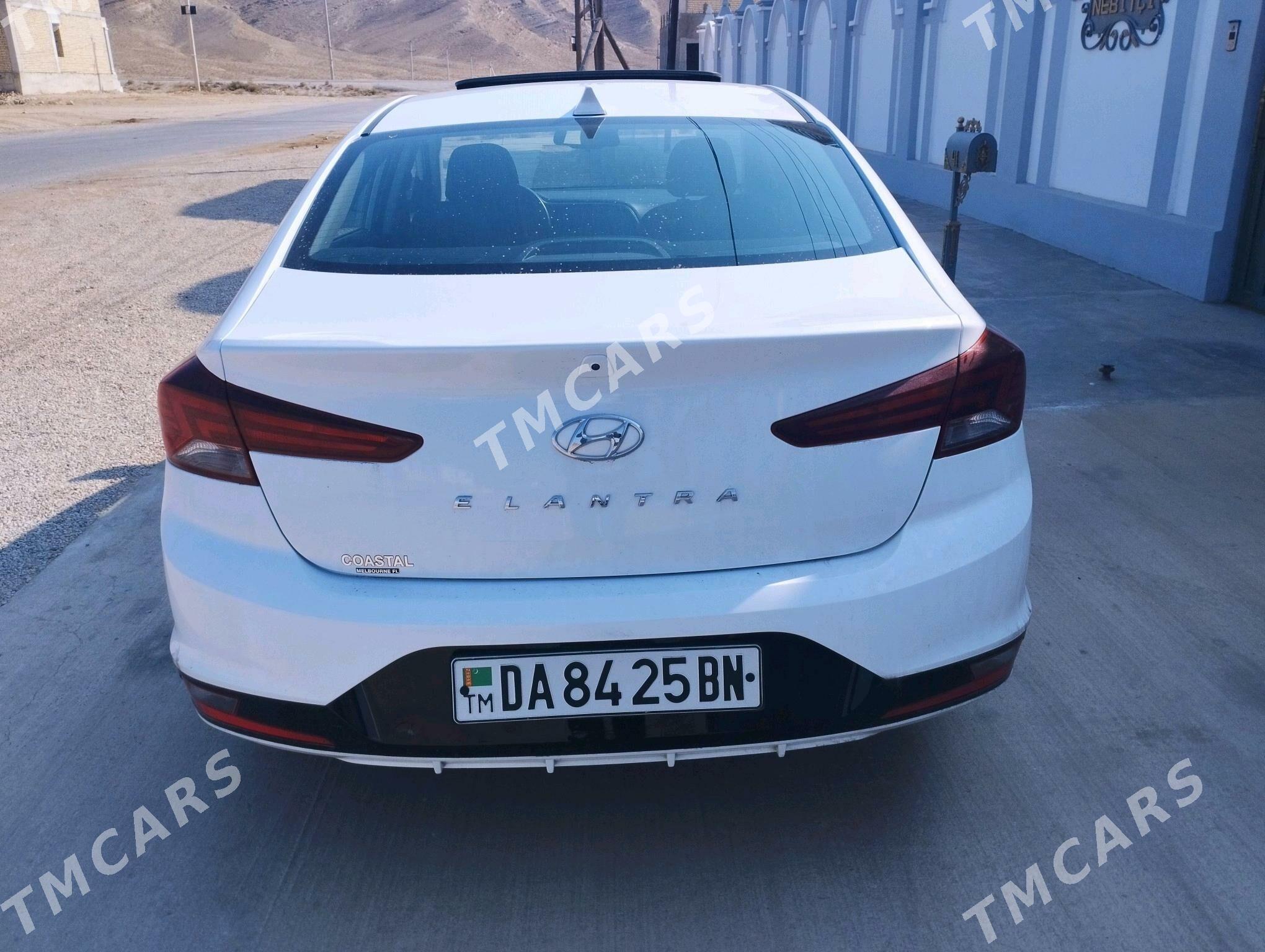 Hyundai Elantra 2019 - 240 000 TMT - Балканабат - img 3