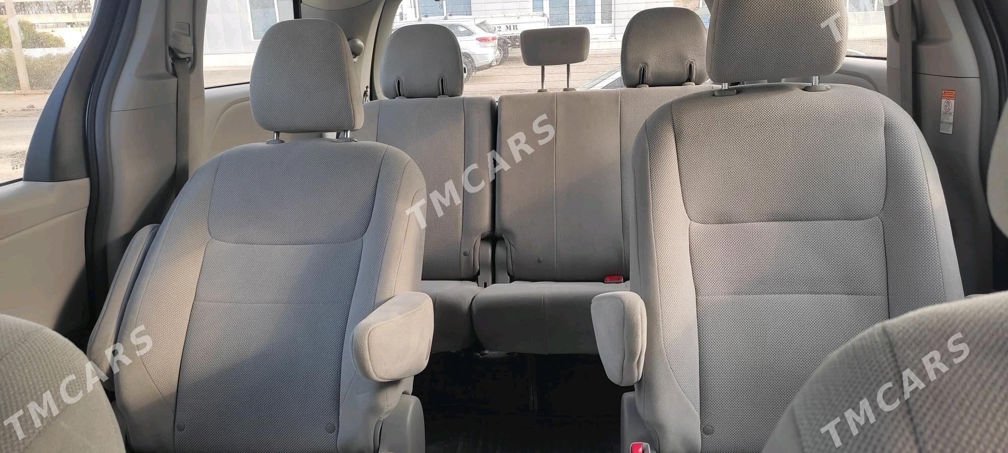 Toyota Sienna 2018 - 340 000 TMT - Мары - img 6