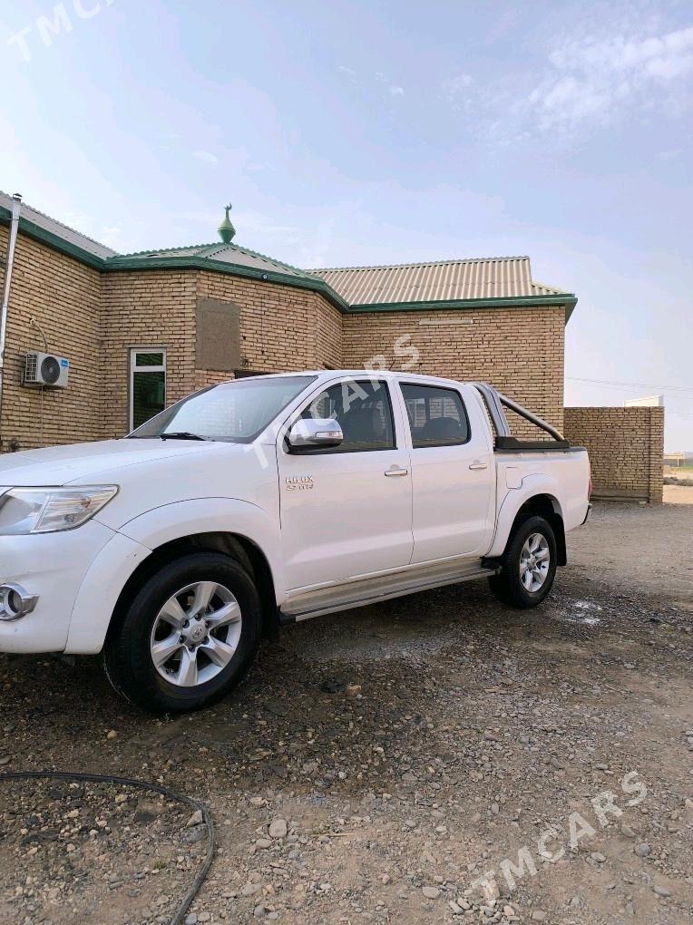 Toyota Hilux 2014 - 330 000 TMT - Серахс - img 3