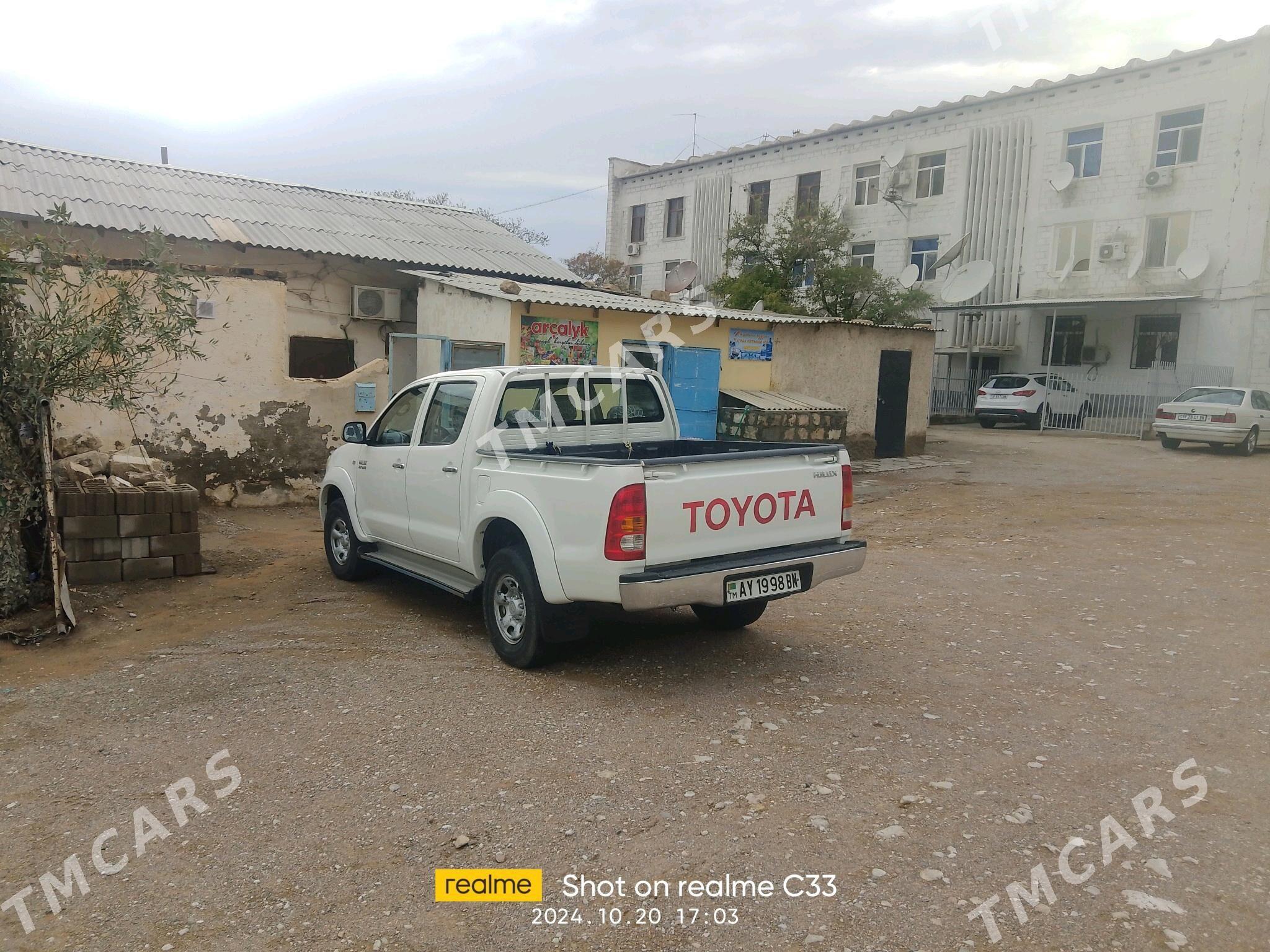 Toyota Hilux 2011 - 300 000 TMT - Türkmenbaşy - img 4