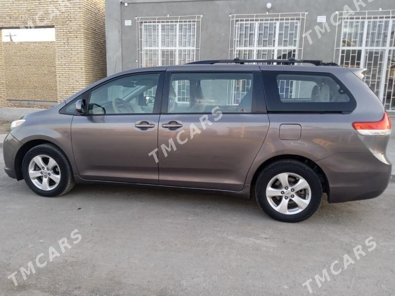 Toyota Sienna 2011 - 245 000 TMT - Сакар - img 3