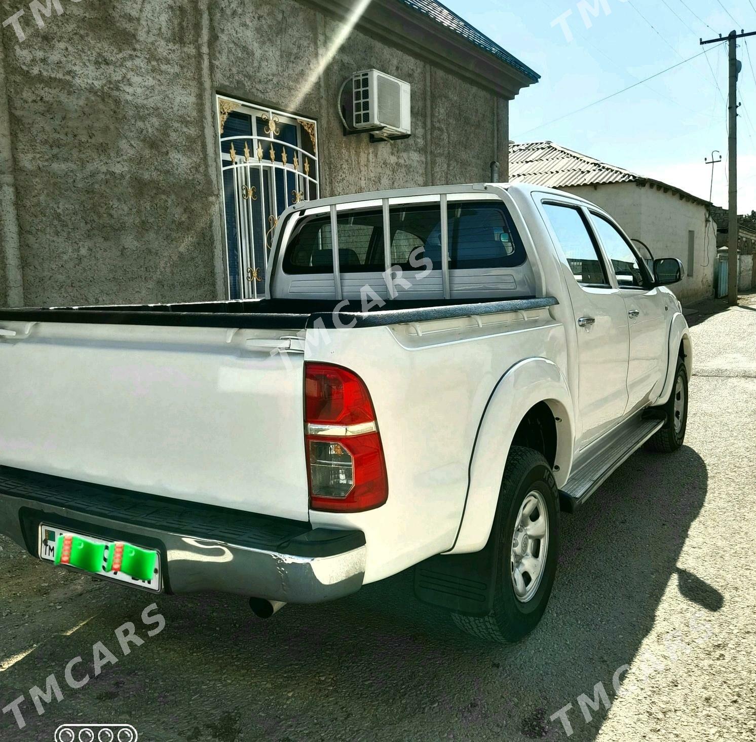 Toyota Hilux 2010 - 240 000 TMT - Балканабат - img 4