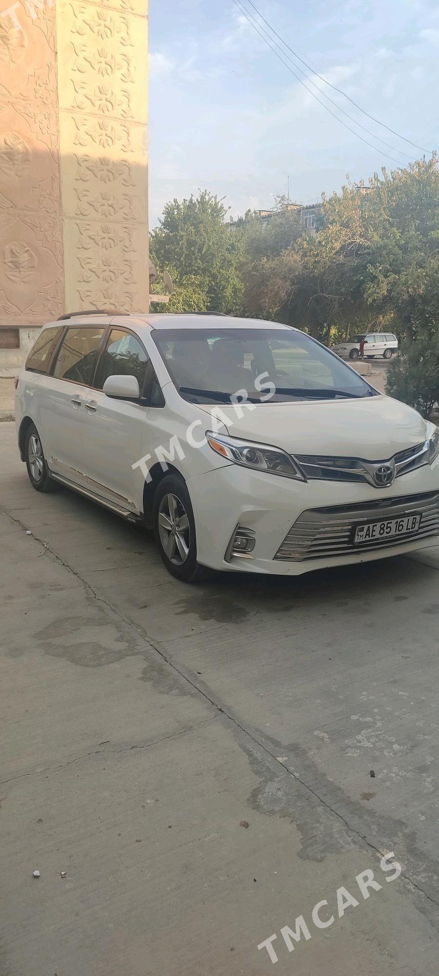 Toyota Sienna 2011 - 270 000 TMT - Сейди - img 3