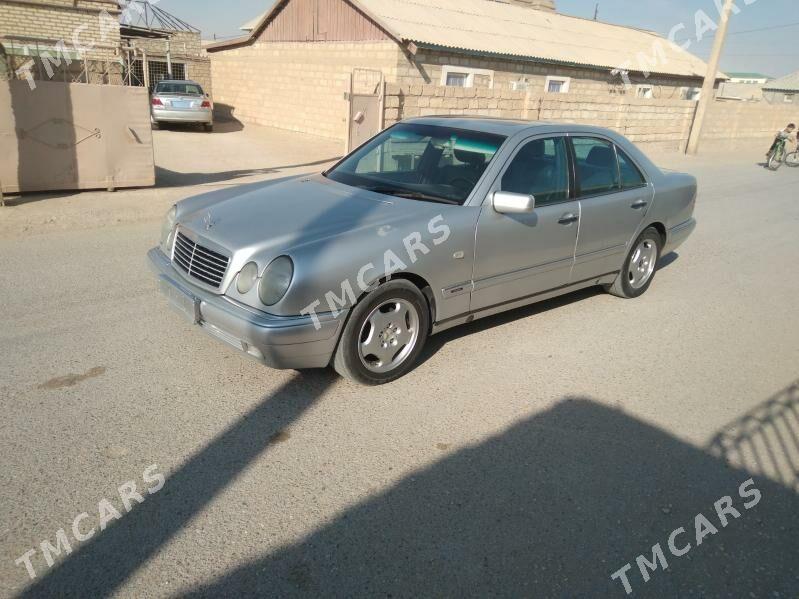 Mercedes-Benz E320 1997 - 70 000 TMT - Гумдаг - img 3