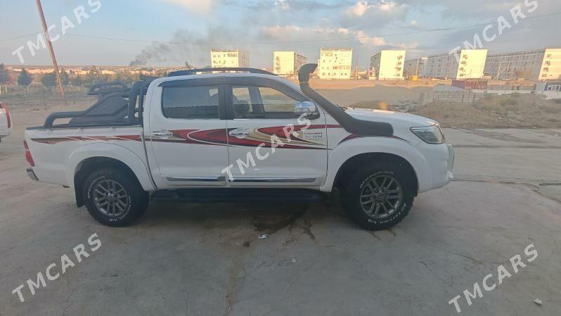 Toyota Hilux 2014 - 365 000 TMT - Хазар - img 2