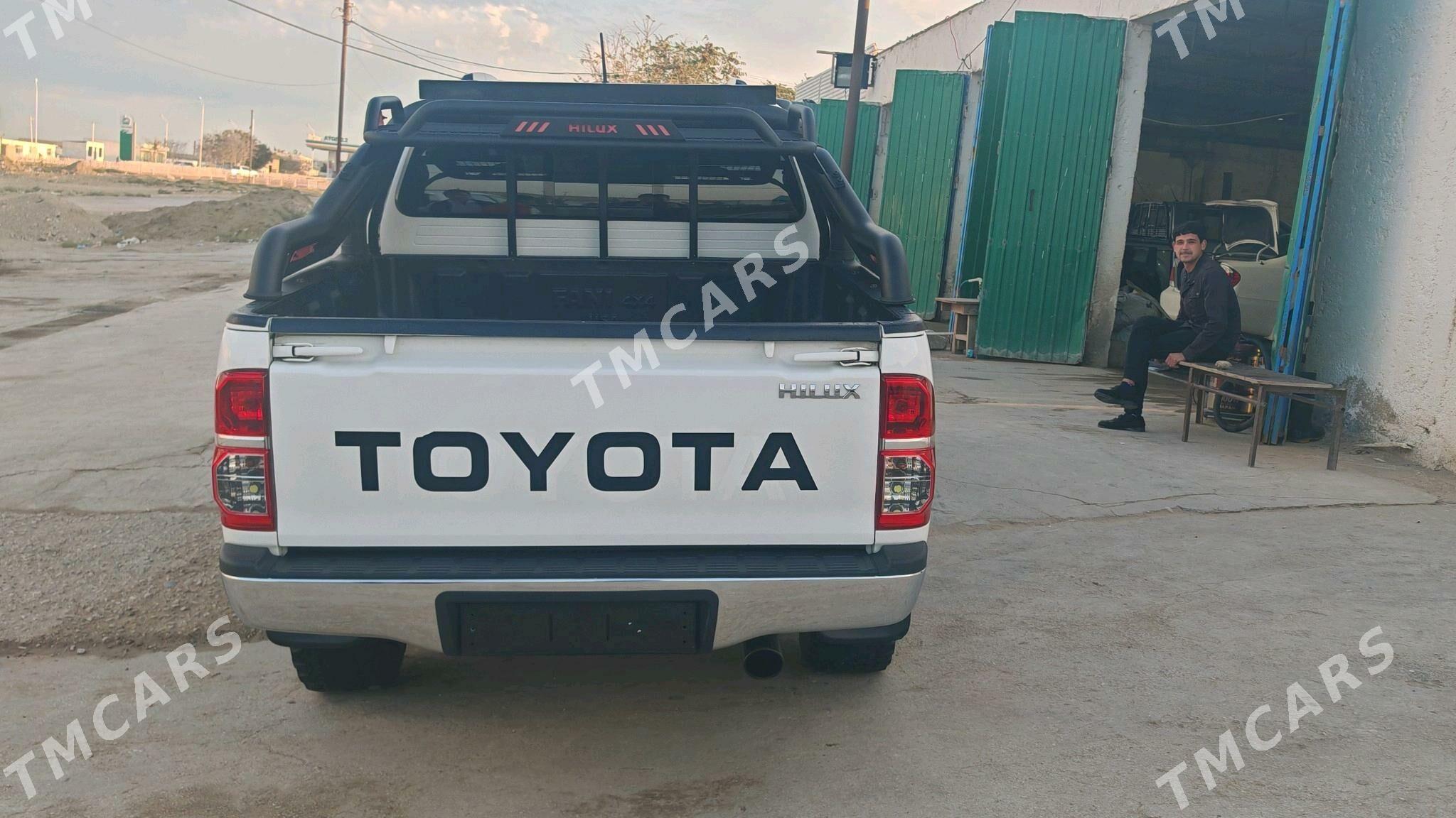 Toyota Hilux 2014 - 365 000 TMT - Хазар - img 5