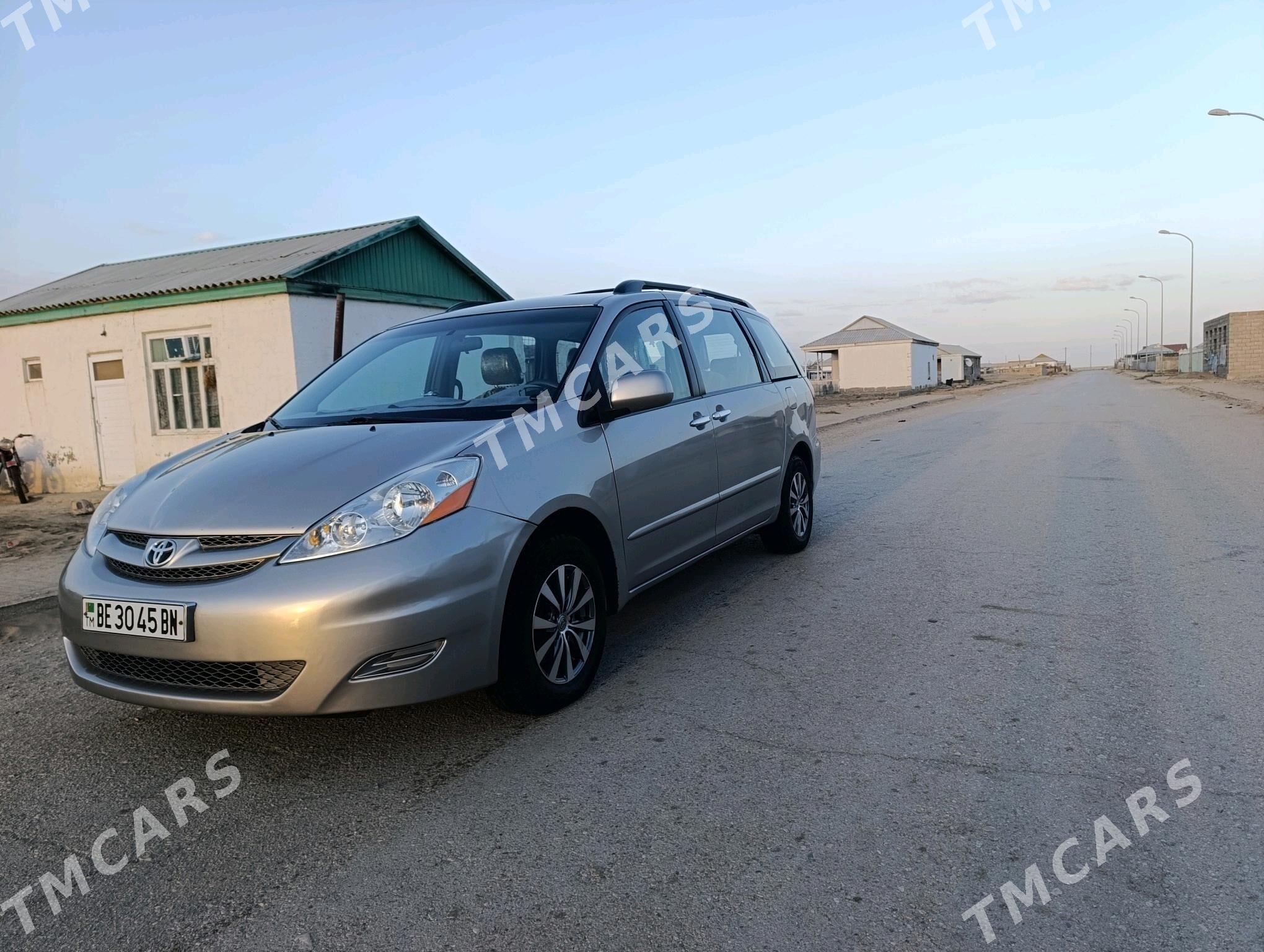 Toyota Sienna 2009 - 210 000 TMT - Эсенгулы - img 3