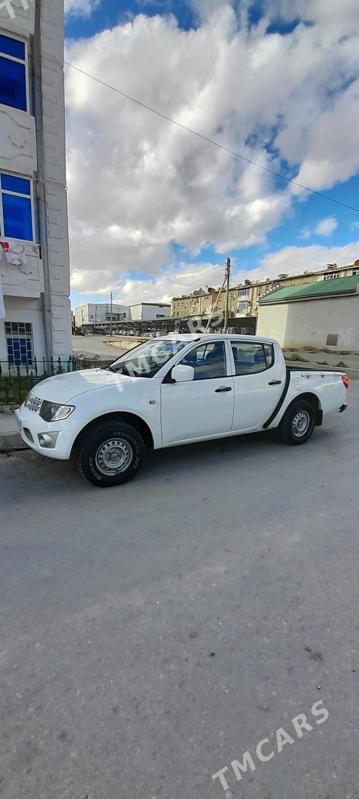 Toyota Hilux 2012 - 125 000 TMT - Балканабат - img 3