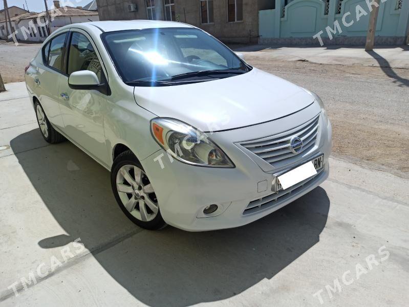 Nissan Versa 2011 - 74 000 TMT - Балканабат - img 3