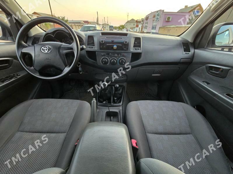 Toyota Hilux 2014 - 330 000 TMT - Балканабат - img 4