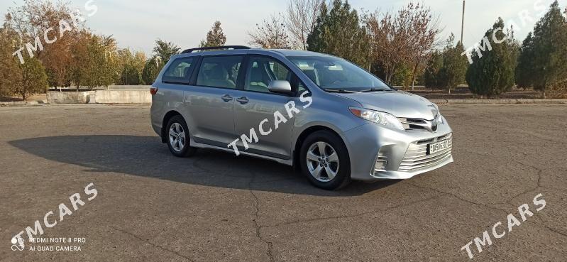 Toyota Sienna 2018 - 330 000 TMT - Дашогуз - img 4