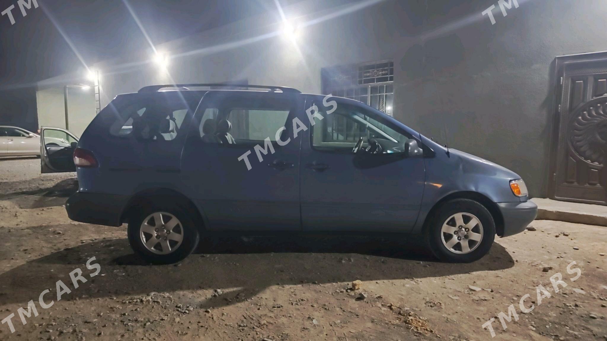 Toyota Sienna 2001 - 120 000 TMT - Мары - img 3