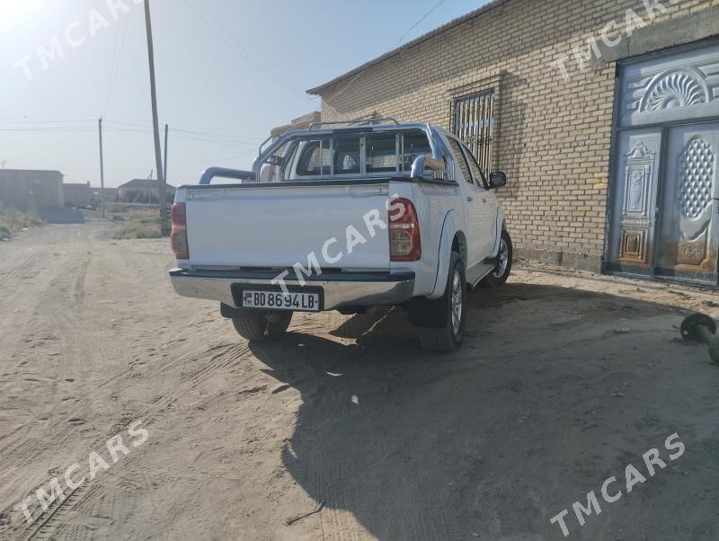 Toyota Hilux 2010 - 260 000 TMT - Сейди - img 9