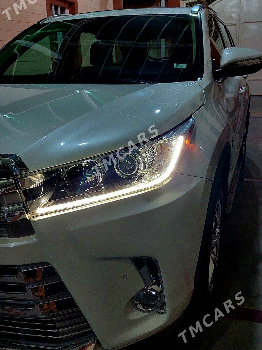 Toyota Highlander 2018 - 645 000 TMT - Бузмеин - img 6