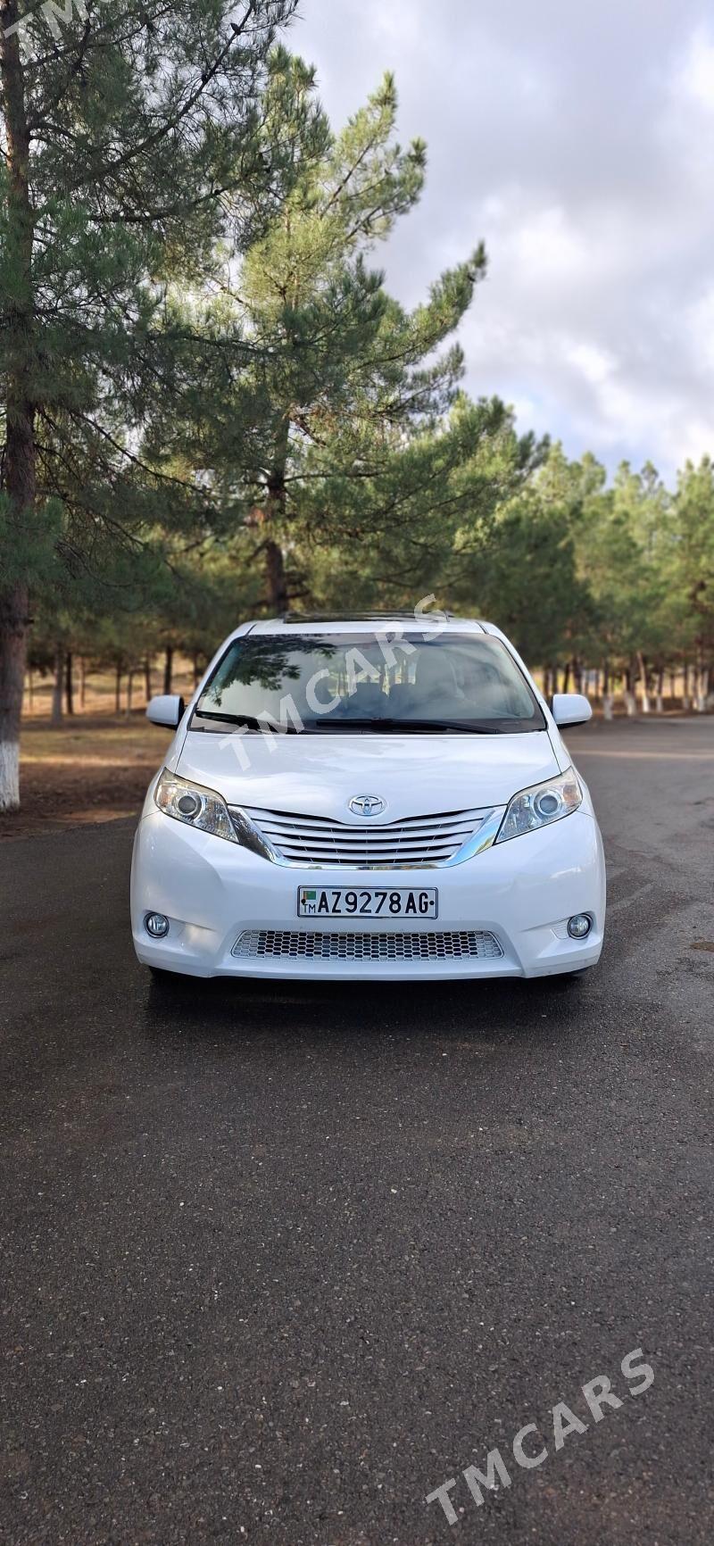 Toyota Sienna 2017 - 315 000 TMT - Багир - img 4