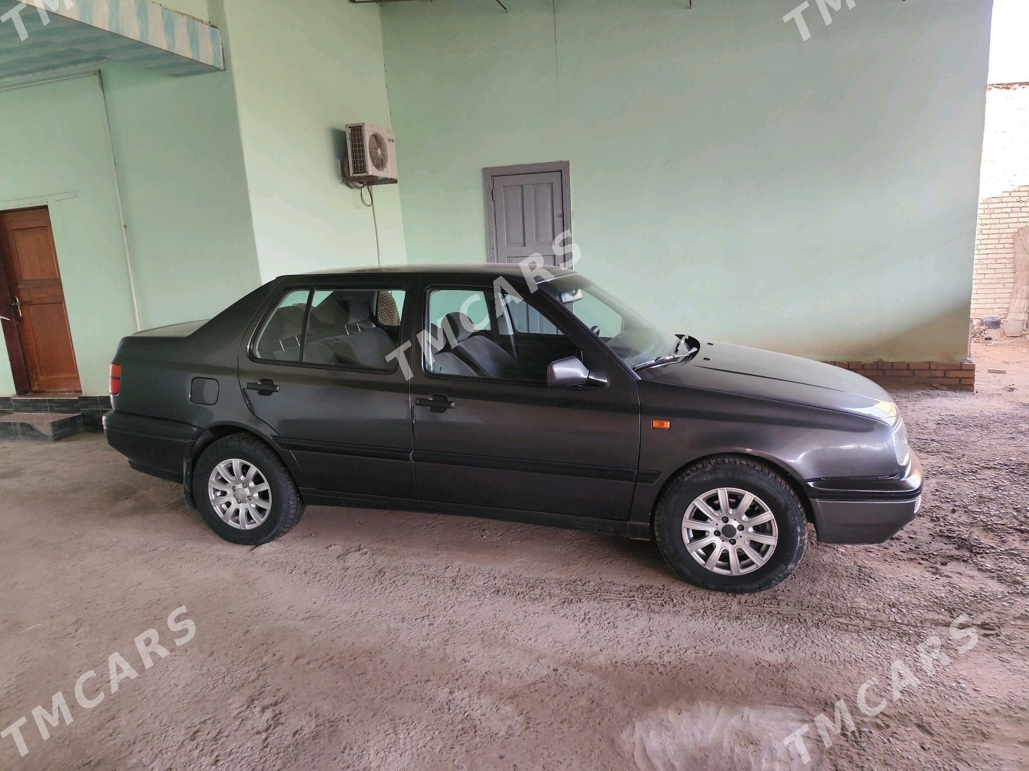 Volkswagen Jetta 1993 - 30 000 TMT - Халач - img 2