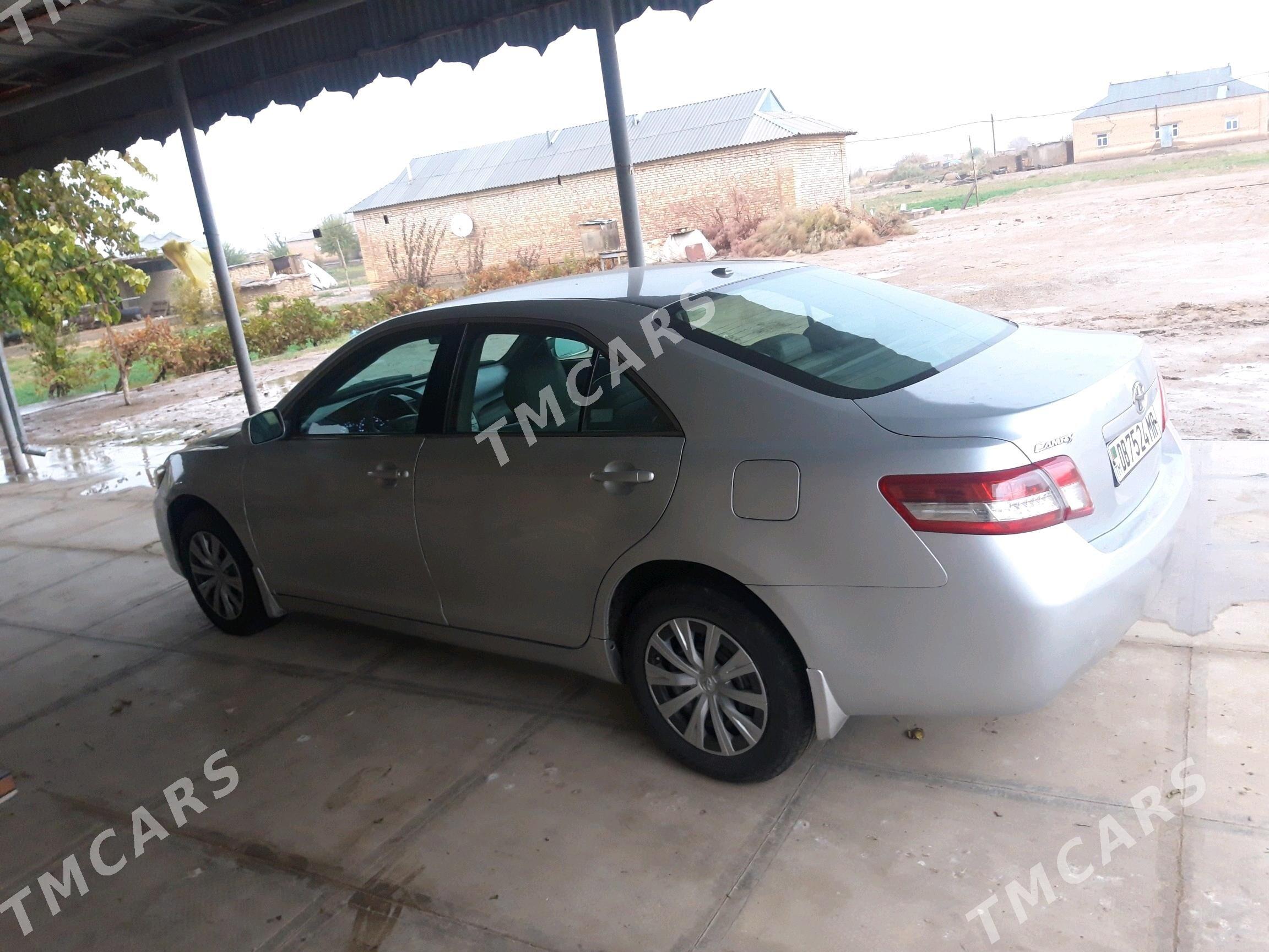 Toyota Camry 2010 - 148 000 TMT - Байрамали - img 2