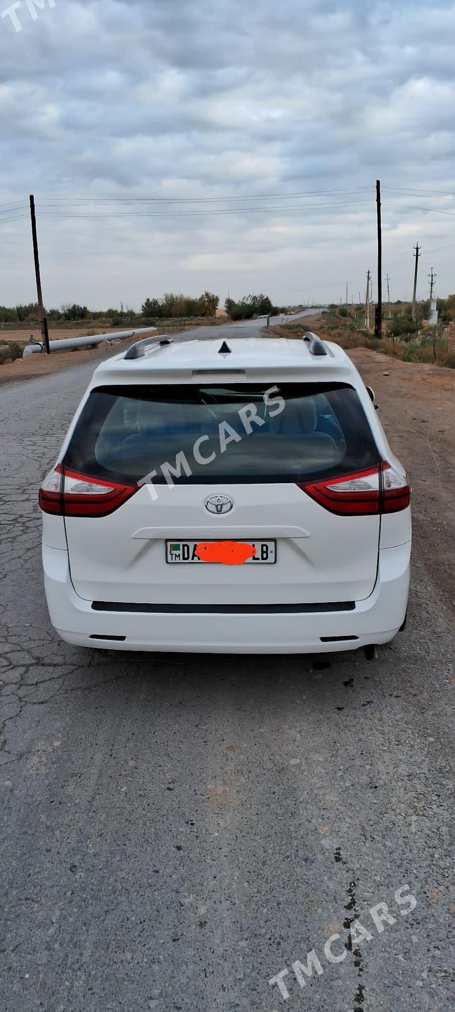 Toyota Sienna 2016 - 303 800 TMT - Койтендаг - img 3