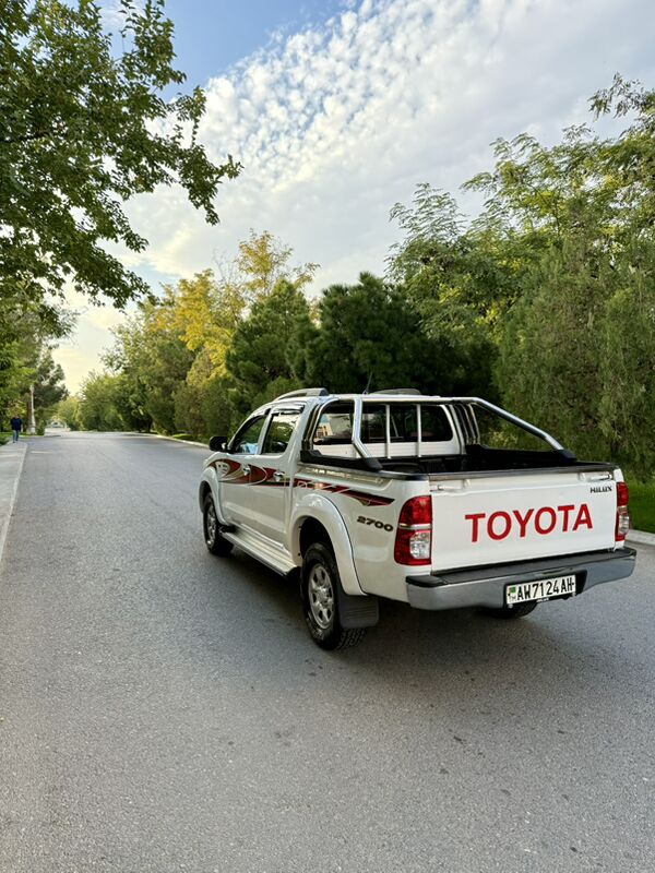 Toyota Hilux 2013 - 315 000 TMT - Aşgabat - img 4