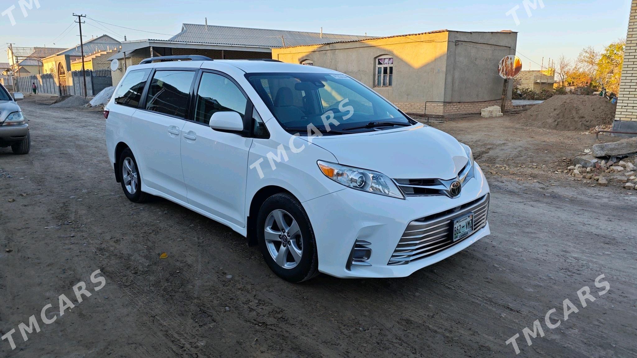 Toyota Sienna 2019 - 400 000 TMT - Мары - img 3